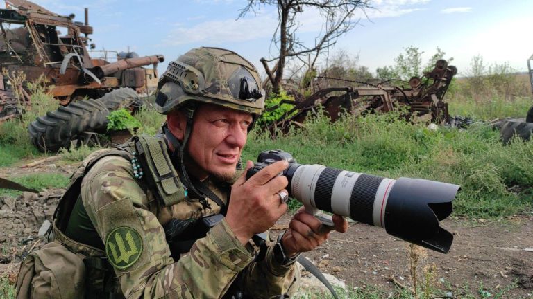 Пресофіцер 38 ОБрМП з журналістами Інтеру в Урожайному